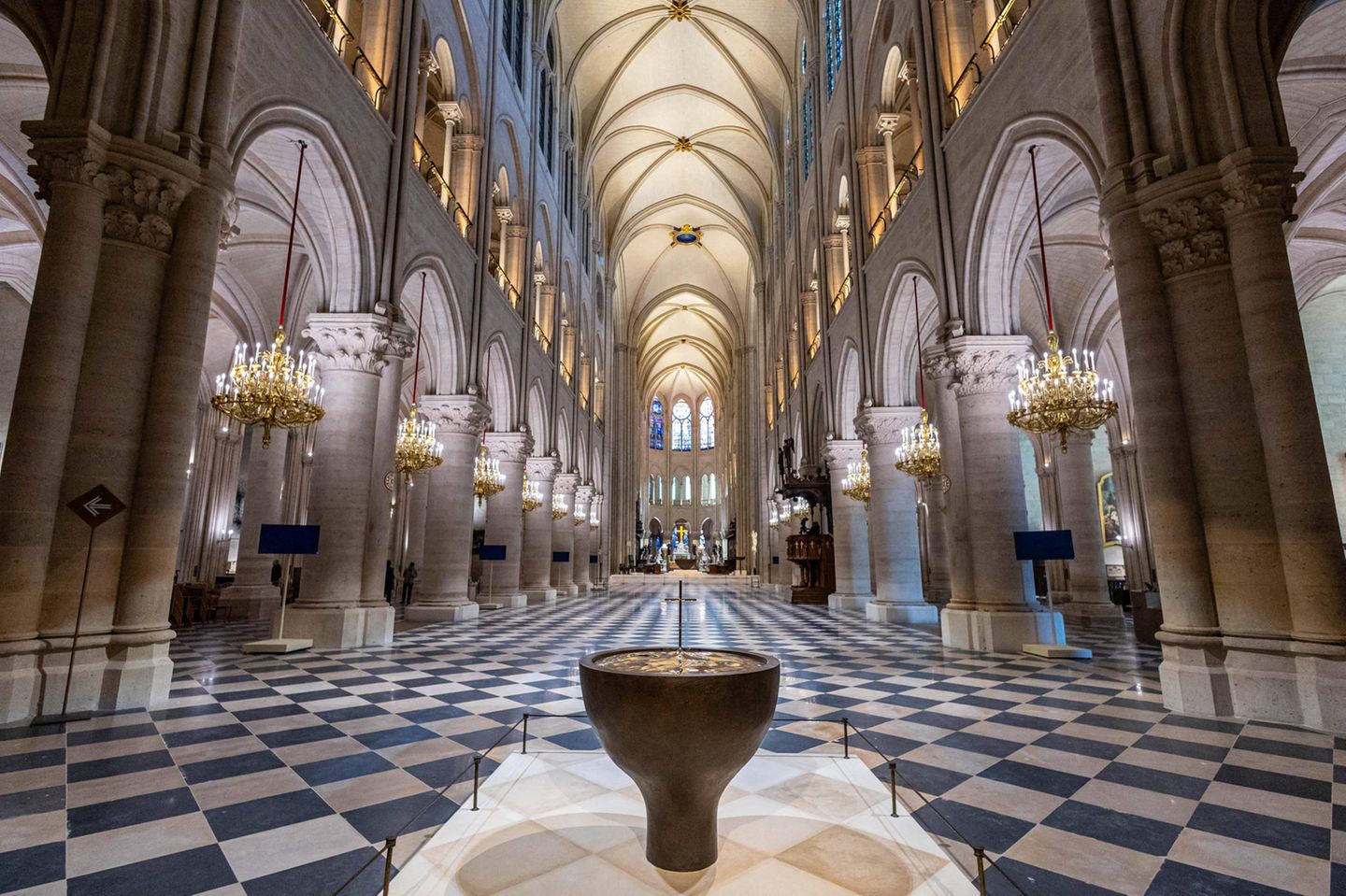 Auch das Taufbecken aus Bronze gleich am Eingang der Kathedrale hat ein minimalistisches Design