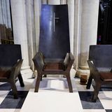 Die Kathedra-Stühle stammen vom französischen Künstler und Designer Guillaume Bardet