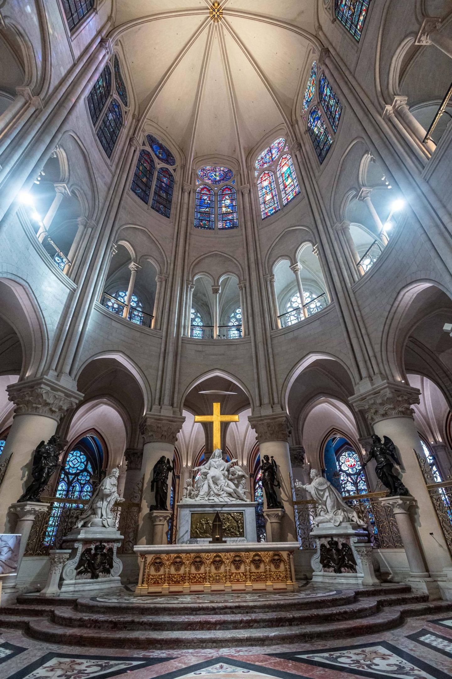Zeitgenössisch hingegen ist die Kirchenausstattung geworden