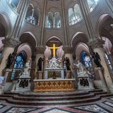 Zeitgenössisch hingegen ist die Kirchenausstattung geworden