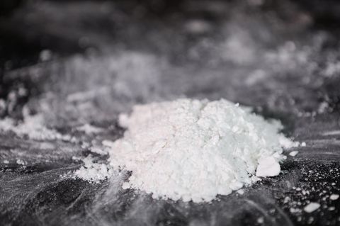 Ein Teil eines früheren großen Kokainfunds wird bei einer Pressekonferenz von der Polizei gezeigt