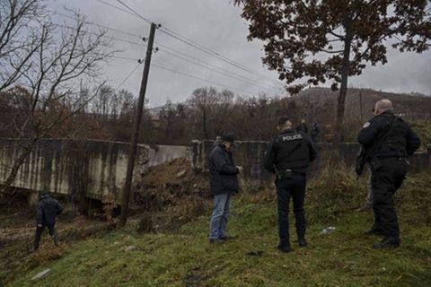 Polizisten am Ibar-Lepenac-Kanal