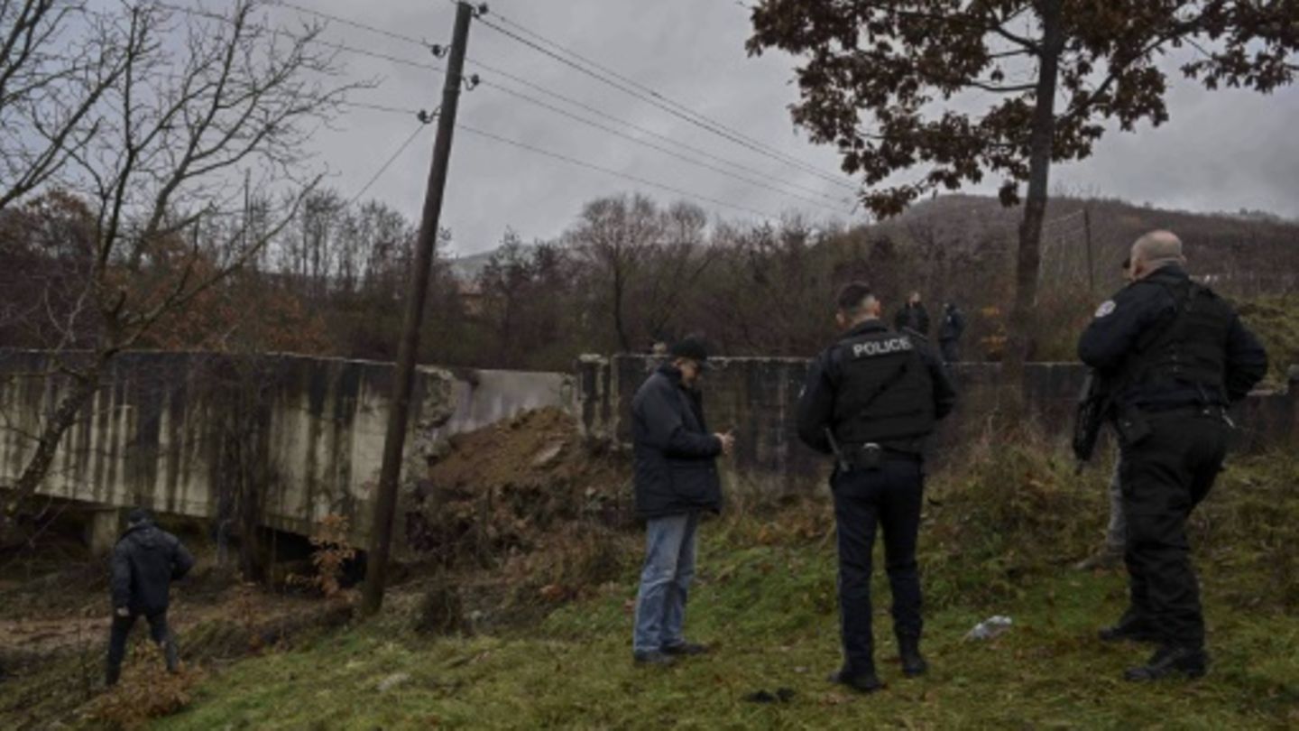 Polizisten am Ibar-Lepenac-Kanal