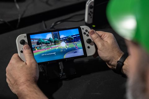 Person spielt ein Nintendo-Switch-Spiel