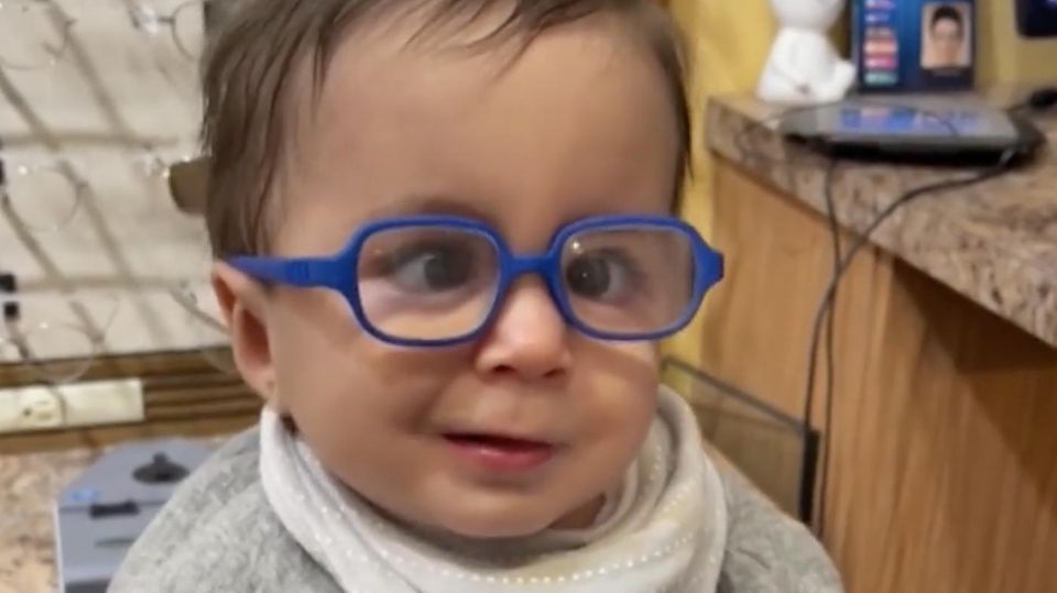 Baby kann zum ersten Mal sehen: Mutter teilt bewegenden Moment (Video)