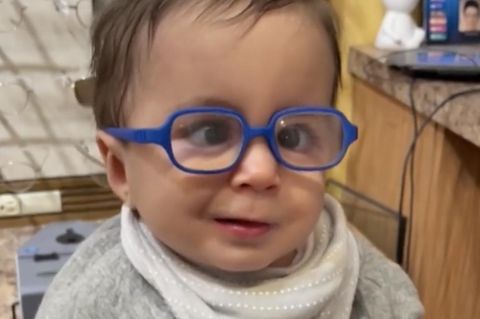Baby kann zum ersten Mal sehen: Mutter teilt bewegenden Moment (Video)