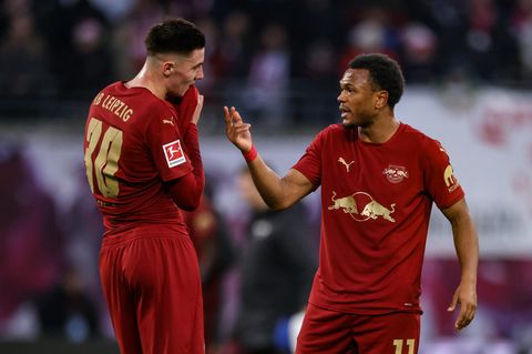 Benjamin Sesko (l.) und Lois Openda gehen mit RB Leipzig gegen Wolfsburg unter