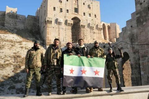 Dschihadisten posieren in nordsyrischer Stadt Aleppo