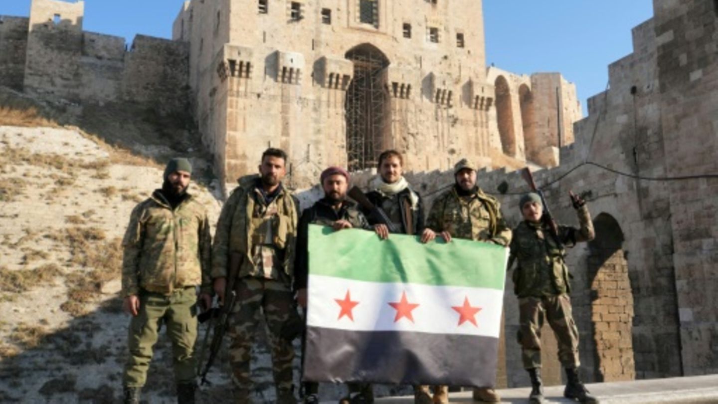 Dschihadisten posieren in nordsyrischer Stadt Aleppo