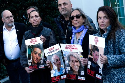 Angehörige von Hamas-Geiseln halten die Porträts ihrer Liebsten