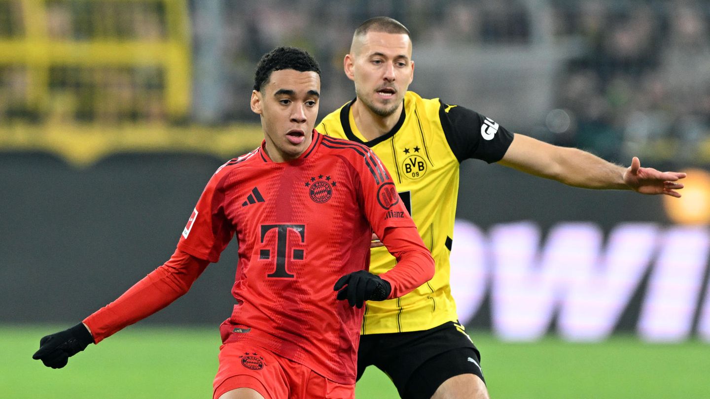 Bayerns Jamal Musiala (vorn) im Zweikampf mit Waldemar Anton
