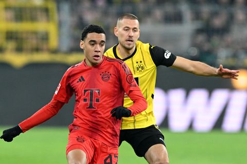 Bayerns Jamal Musiala (vorn) im Zweikampf mit Waldemar Anton