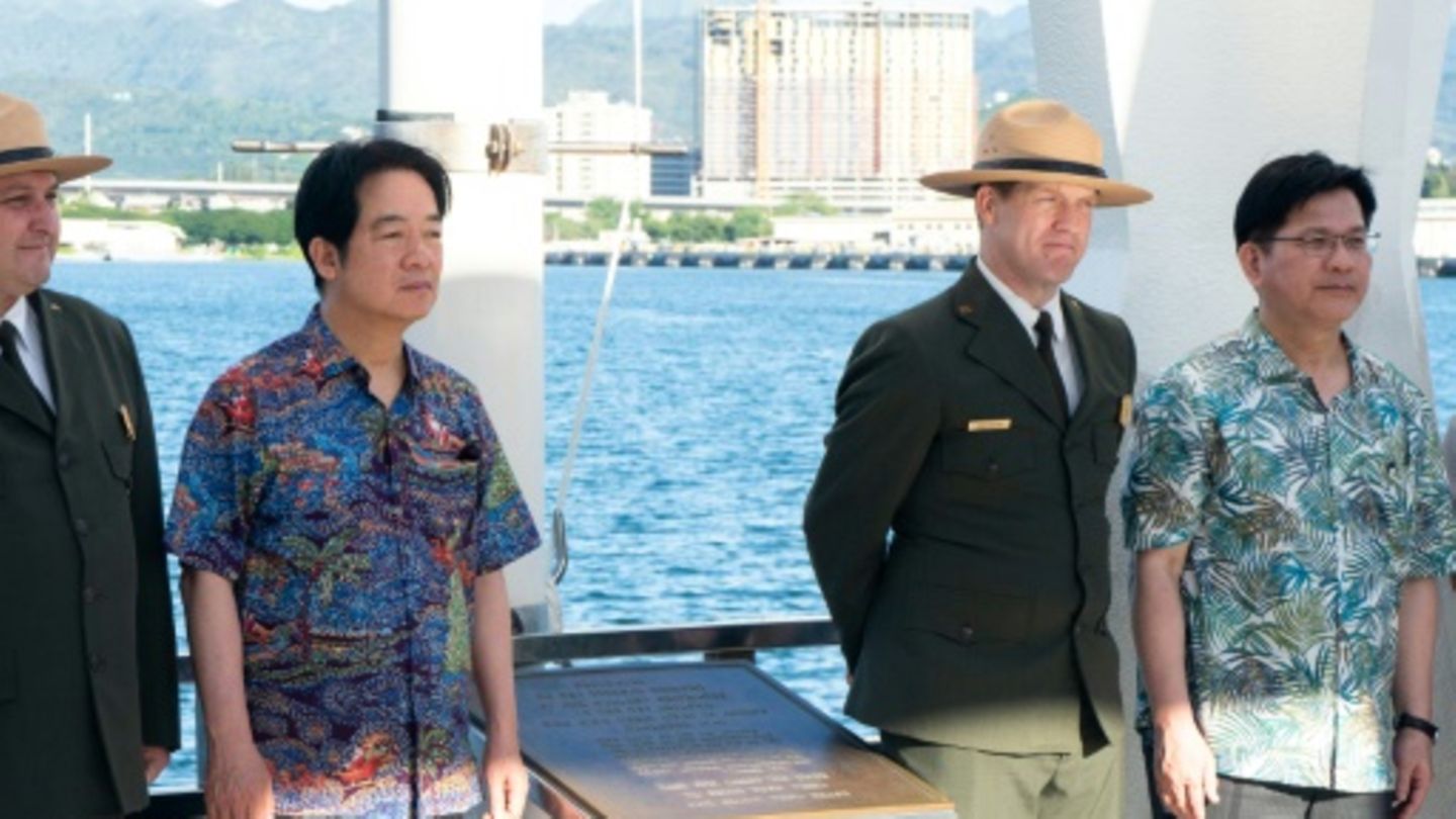 Lai Ching-te und sein Außenminister Lin Chia-lung (R)