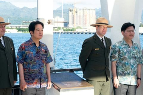 Lai Ching-te und sein Außenminister Lin Chia-lung (R)