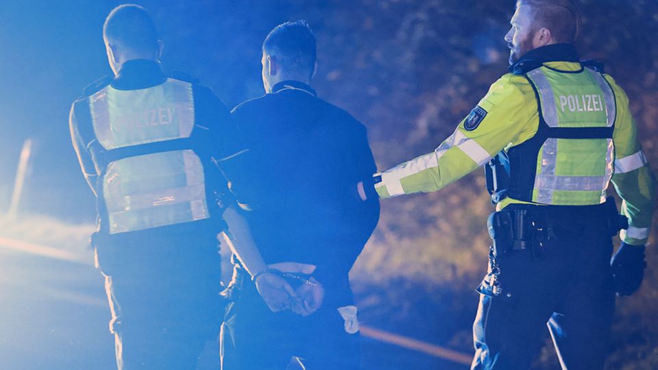 Nach der Unfallserie auf der A1 wird der Lkw-Fahrer von der Polizei festgenommen Nach der Unfallserie auf der A1 wird der Lkw-Fahrer von der Polizei festgenommen