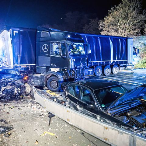 Auf der A1 bei Hagen kam der Laster zum Stehen. Zuvor rammte er etliche Autos.