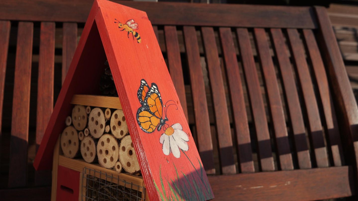 Insektenhotel selbst bemalen