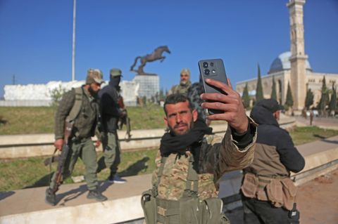 Syrien: Ein Kämpfer macht in Aleppo ein Erinnerungsselfie – die Rebellen haben die Stadt eingenommen