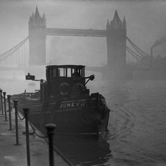 Auch die Tower Bridge versank im Nebel