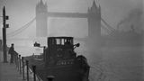 Auch die Tower Bridge versank im Nebel