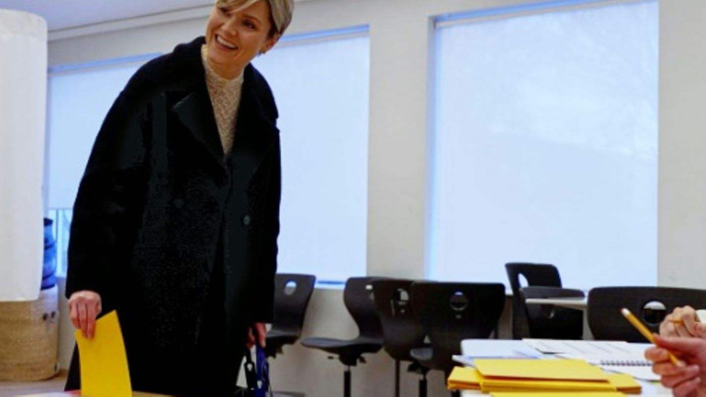 Kristrun Frostadottir bei der Stimmabgabe
