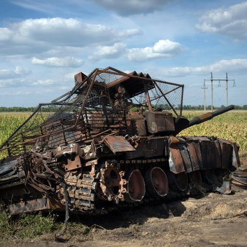 Ein zerstörter russischer Panzer liegt am Straßenrand bei Sudscha nahe Kursk