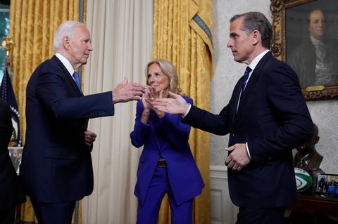 Als Joe Biden am 24. Juli 2024 seinen Verzicht auf die demokratische Präsidentschaftskandidatur erklärte, war Hunter Biden im Oval Office zugegen. Im Hintergrund: First Lady Jill Biden