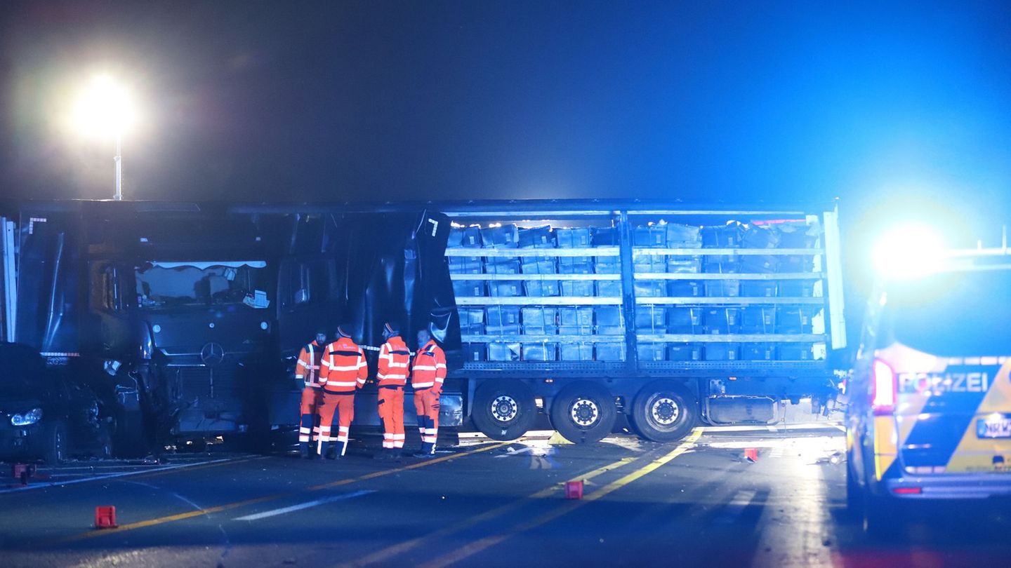 Die Hintergründe der Unfallserie durch den Lkw müssen die Ermittler noch klären