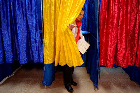 Rumänien: Eine Frau verlässt in Bukarest eine Wahlkabine
