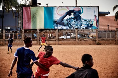 Junge Menschen in Guinea spielen Fußball unter den Augen des starken Mannes des Landes, Präsident Mamadi Doumbouya