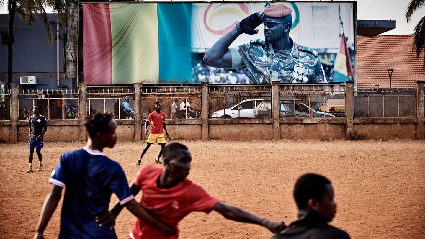 Junge Menschen in Guinea spielen Fußball unter den Augen des starken Mannes des Landes, Präsident Mamadi Doumbouya