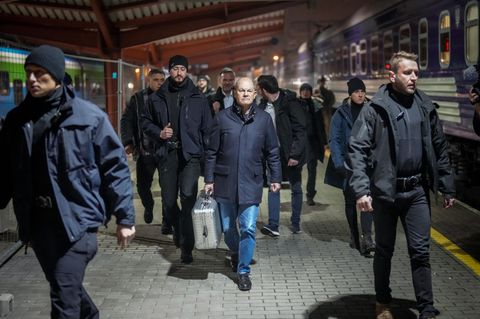 Olaf Scholz auf dem polnischen Bahnhof Przemysl auf dem Weg zum Sonderzug in die Ukraine