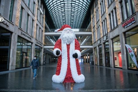 Weihnachtsmann fast allein im Einkaufszentrum