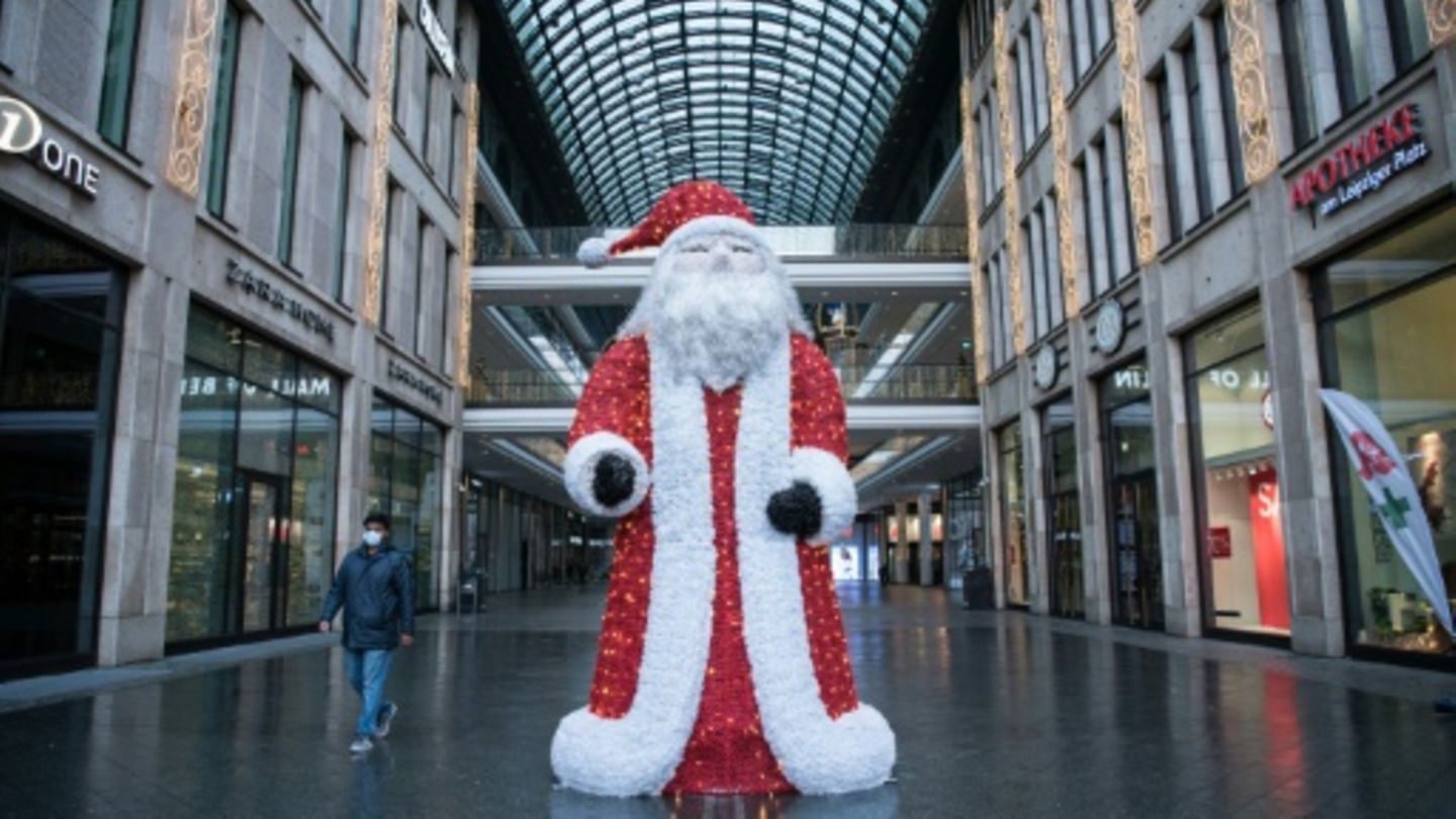 Weihnachtsmann fast allein im Einkaufszentrum