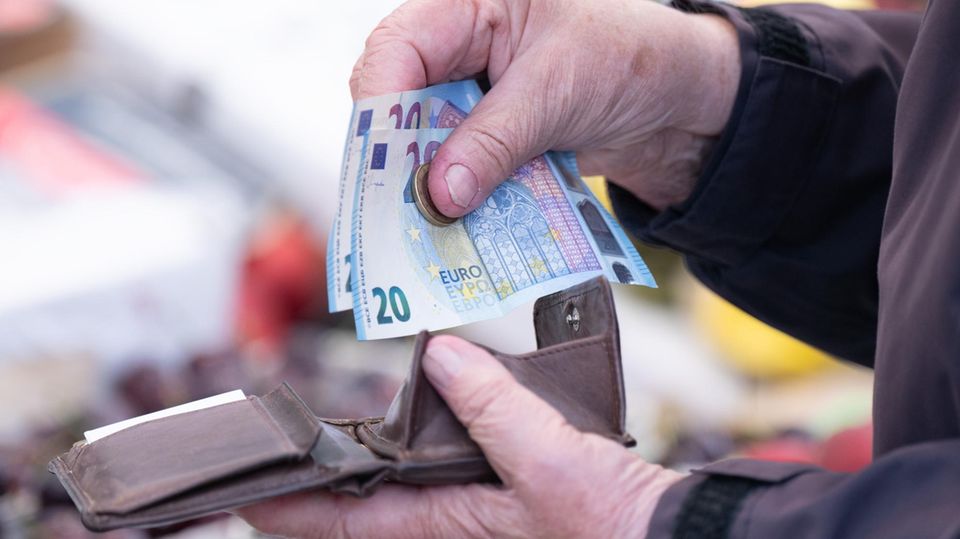 Mehr Netto-Gehalt – Was sich ab Dezember 2024 alles ändert Passend zur vorweihnachtlichen Zeit haben Arbeitnehmer diesen Dezember mehr von ihrem Gehalt. Warum das so ist und was sich noch ändert, sehen Sie im Video.
