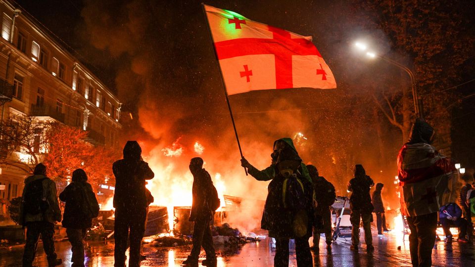 Massenproteste und massive Ausschreitungen in Georgien: Forderung von Neuwahlen Die vierte Nacht in Folge gehen tausende Menschen in Georgien auf die Straße, um gegen die umstrittene Regierung zu protestieren.