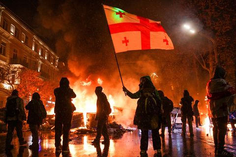 Die vierte Nacht in Folge gehen tausende Menschen in Georgien auf die Straße, um gegen die umstrittene Regierung zu protestieren.