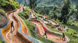 Ein moderner Park mit spielenden Kindern