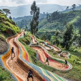 Ein moderner Park mit spielenden Kindern