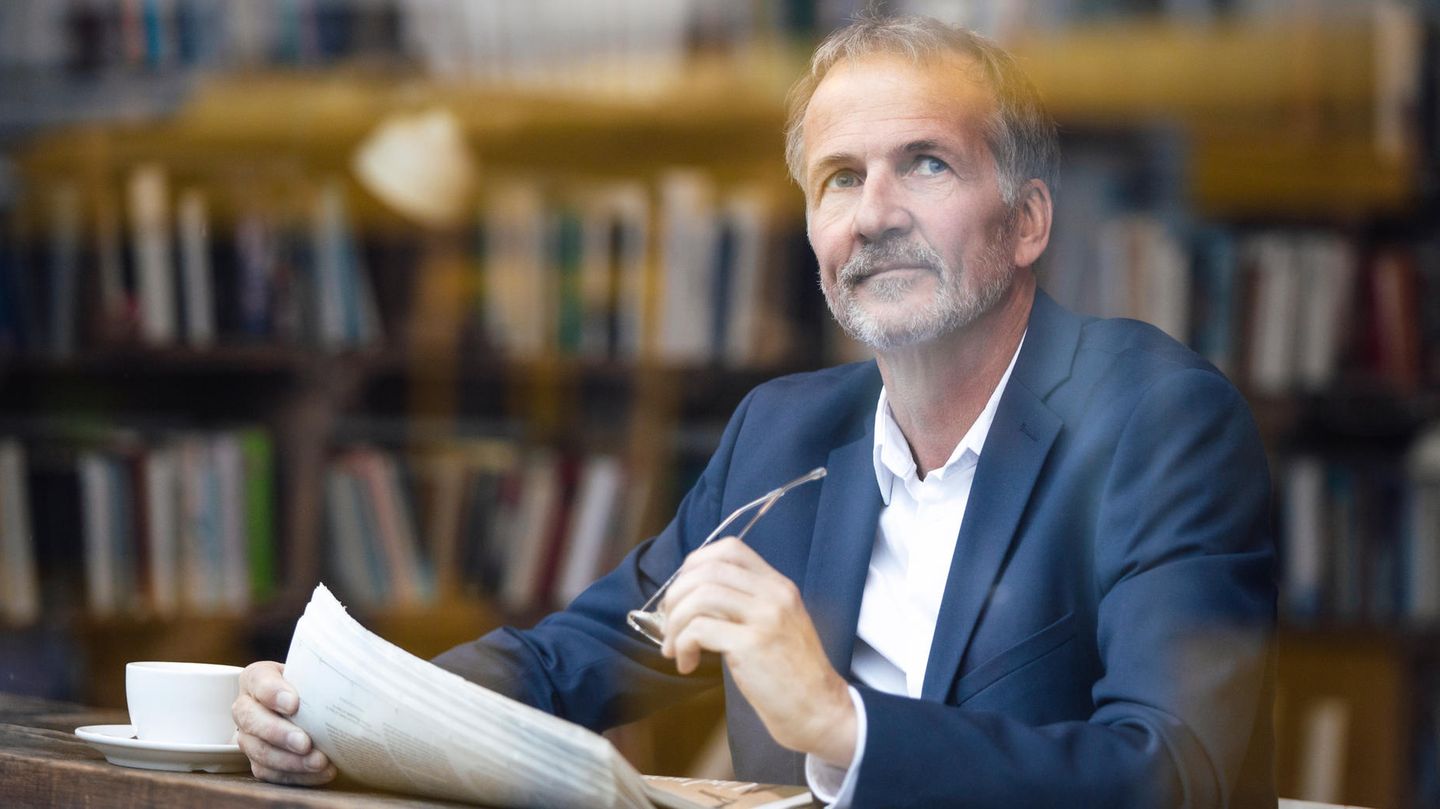 Beziehung: Ein älterer Mann schaut von seinem Schreibtisch auf