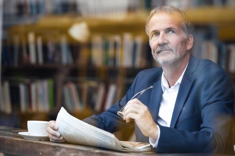 Beziehung: Ein älterer Mann schaut von seinem Schreibtisch auf