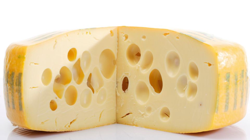 Emmentaler: Wie kommen eigentlich die Löcher in den Emmentaler? | STERN.de