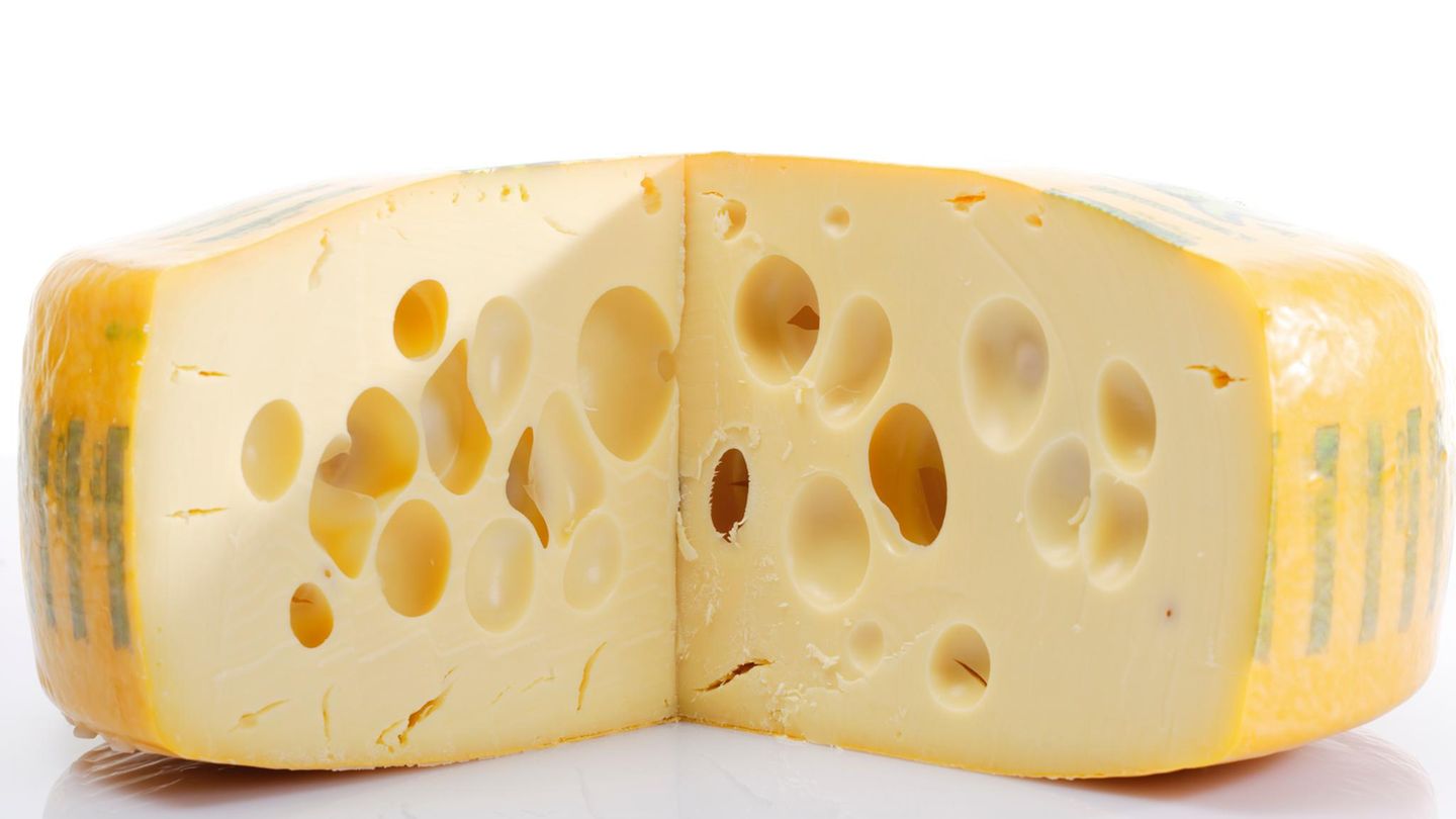 Wissen: Emmentaler: Wie kommen eigentlich die Löcher in den Käse?