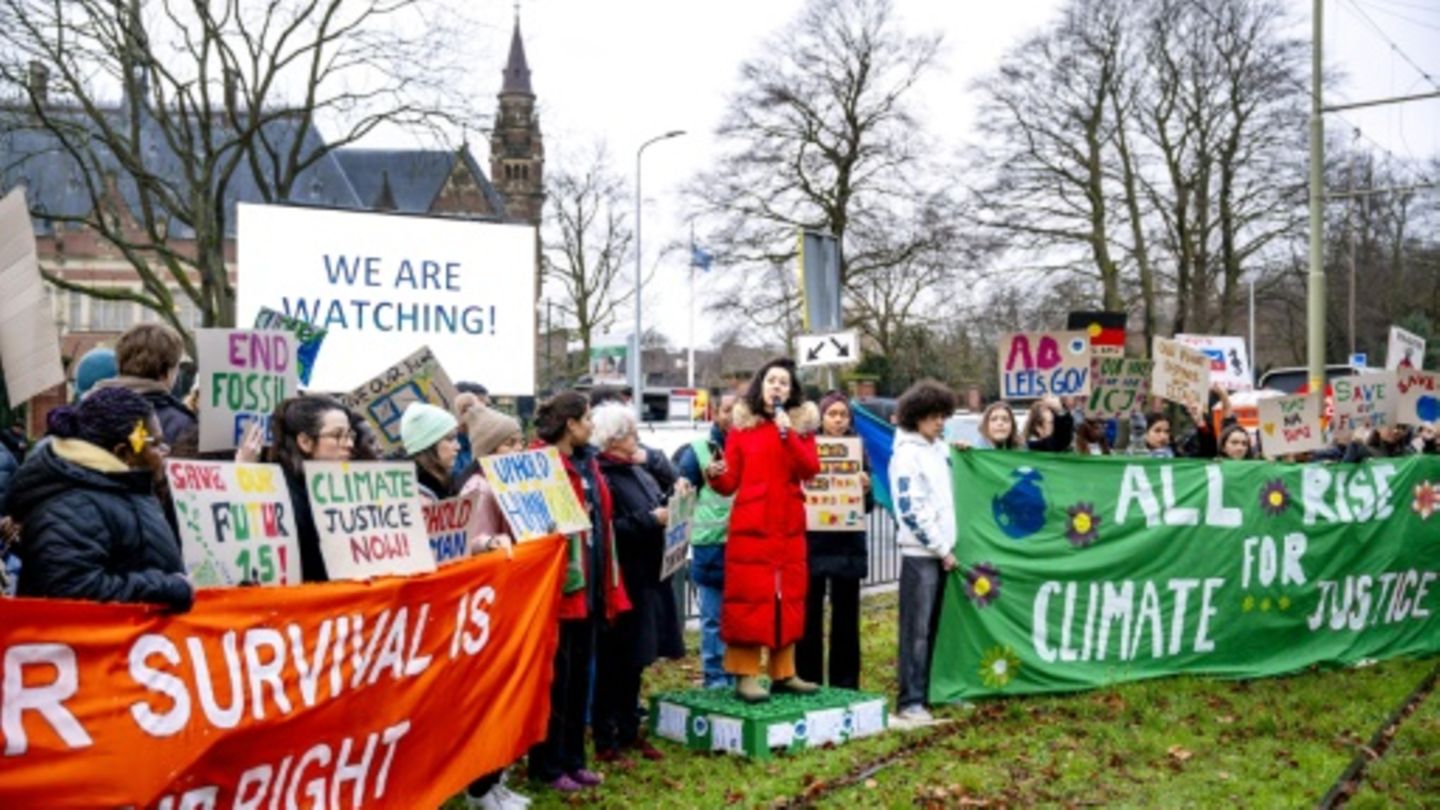 "We are watching": Demonstranten vor dem IGH in Den Haag