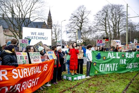 "We are watching": Demonstranten vor dem IGH in Den Haag