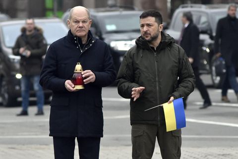 Bundeskanzler Scholz machte sich mit dem Zug auf eine – aus Sicherheitsgründen vorher nicht angekündigte Reise – in die Ukraine. Kiew wird derzeit immer wieder von Drohnen attackiert.     