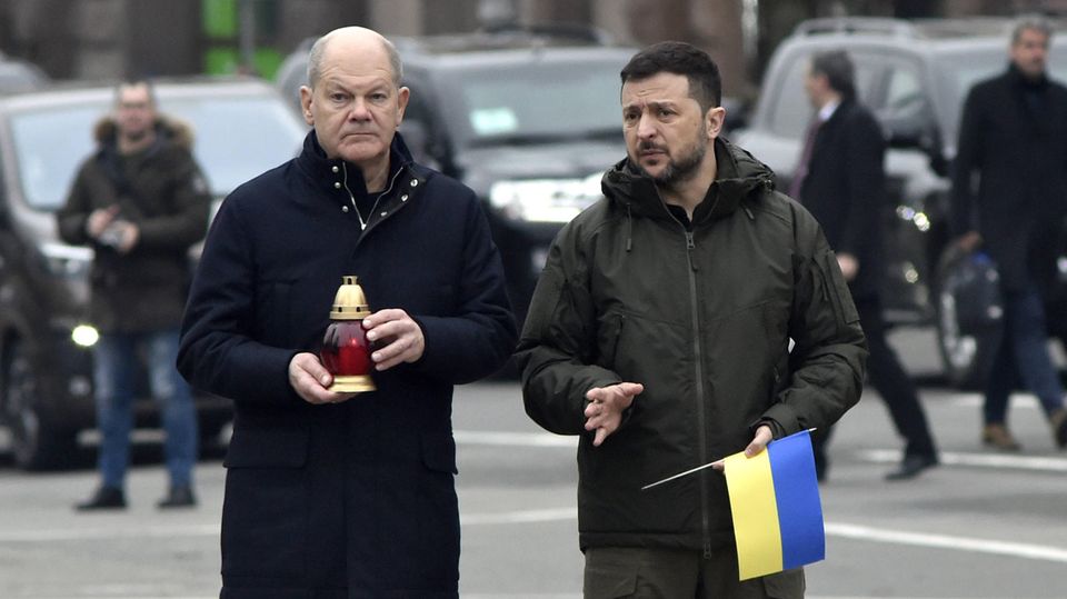 Bundeskanzler Scholz machte sich mit dem Zug auf eine – aus Sicherheitsgründen vorher nicht angekündigte Reise – in die Ukraine. Kiew wird derzeit immer wieder von Drohnen attackiert.     