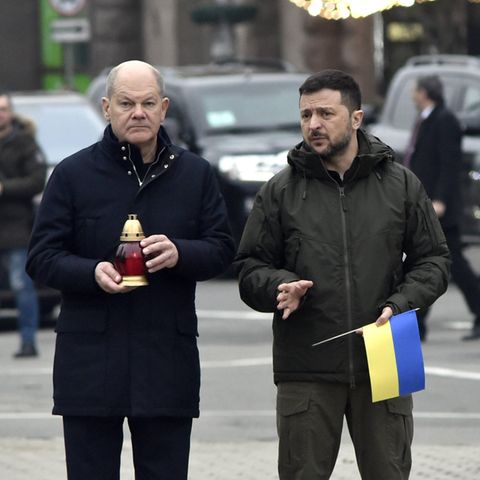 Bundeskanzler Scholz machte sich mit dem Zug auf eine – aus Sicherheitsgründen vorher nicht angekündigte Reise – in die Ukraine. Kiew wird derzeit immer wieder von Drohnen attackiert.     
