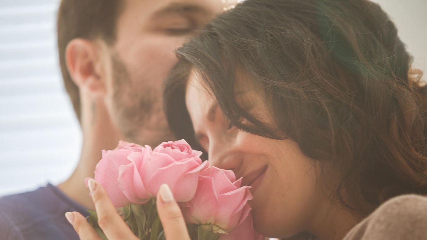 Beziehung: Eine Frau freut sich über Rosen