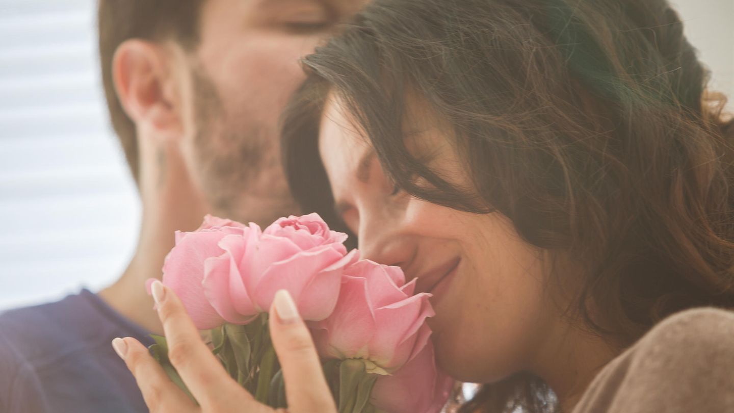 Beziehung: Eine Frau freut sich über Rosen